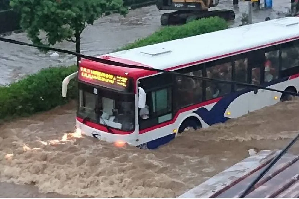 「公車都開到進水了」 　淡水、三芝慘遭大雨封城　