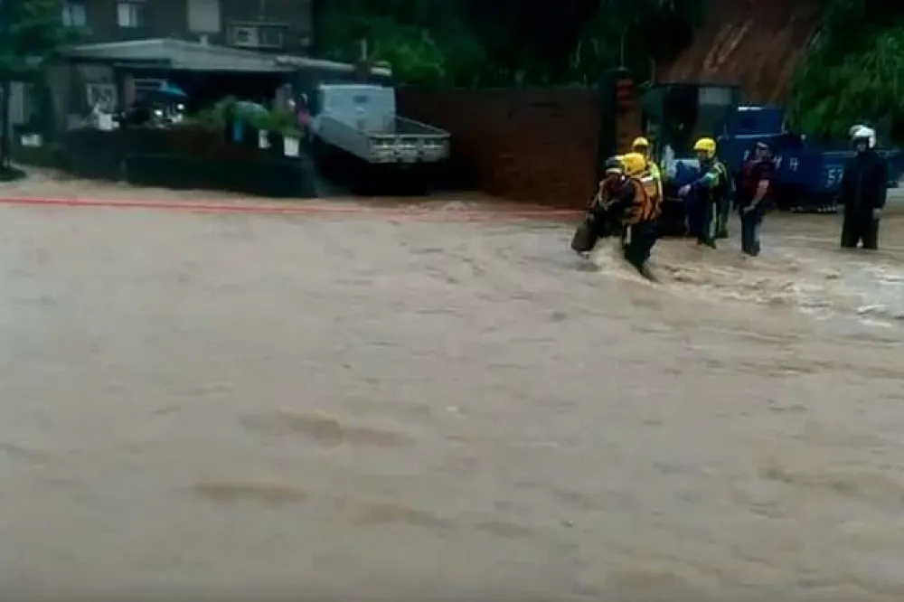 【影片】600mm豪雨威力　淡金路變淡水河