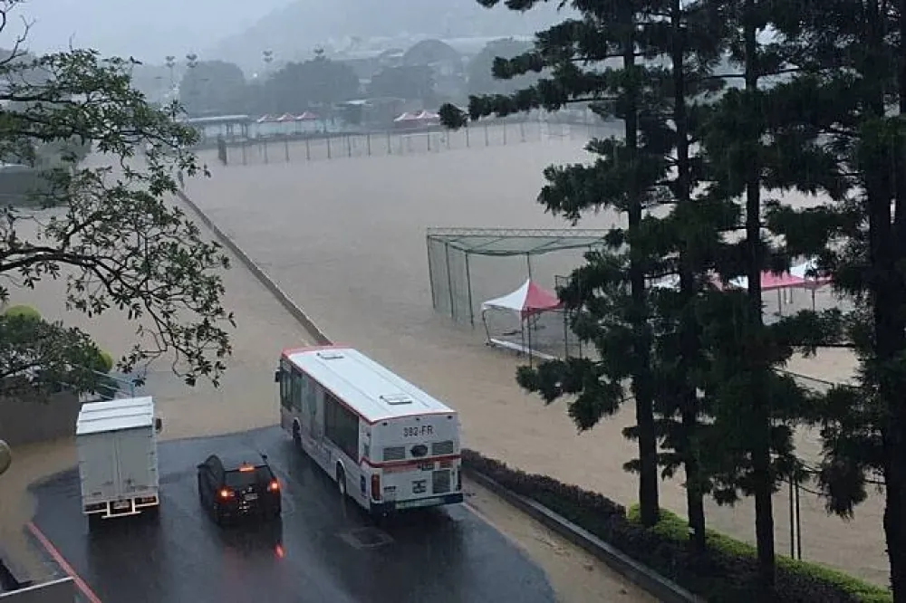 【東吳海現身】爆雨強灌　東吳大學成一片泥海