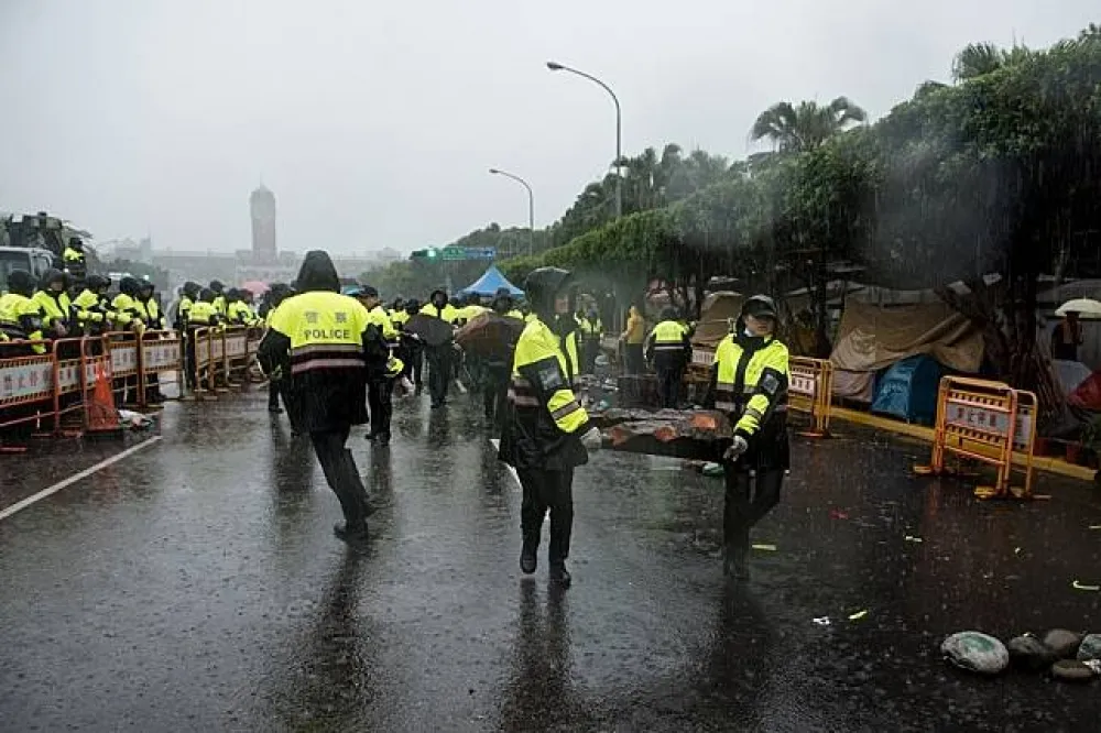天賜良機？　警方趁雨突拆原民凱道營地