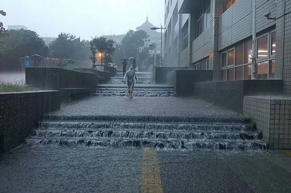 【影片】多所大學校園成了江洋大海　學生受困只好拍照留念