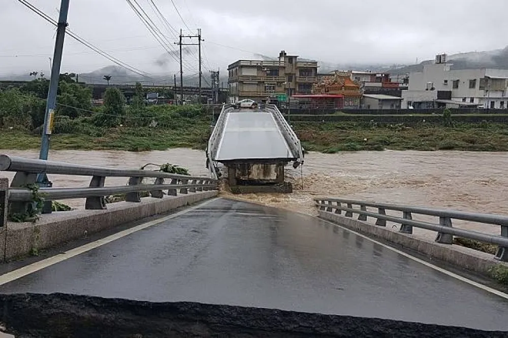 雨又急又猛　金山磺溪橋被攔腰沖斷　