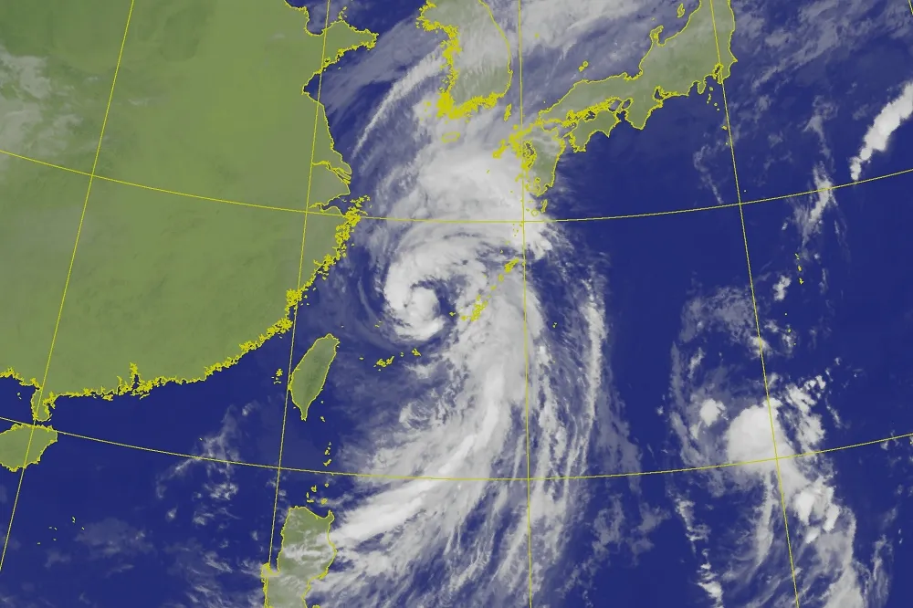 【外圍環流掃台】塔巴「發胖」接近中颱　北部、花東嚴防豪大雨