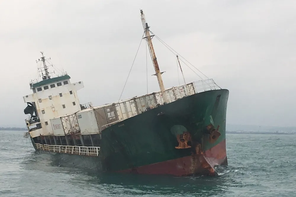 【神鬼奇航】「幽靈船」從北海岸航行到新竹　海巡出動2艦7艇戒護