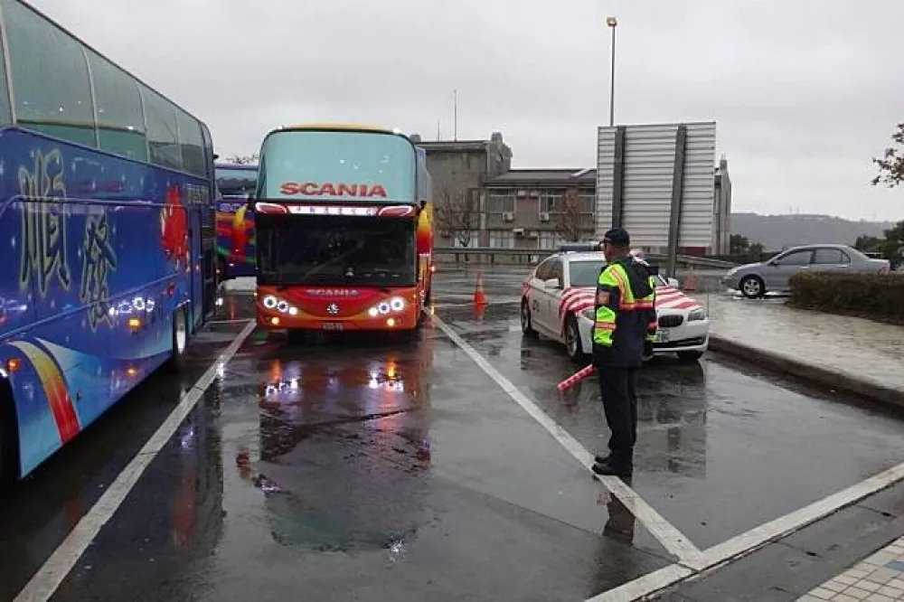 國道3號南投路段　國光撞貨櫃車釀1死30傷