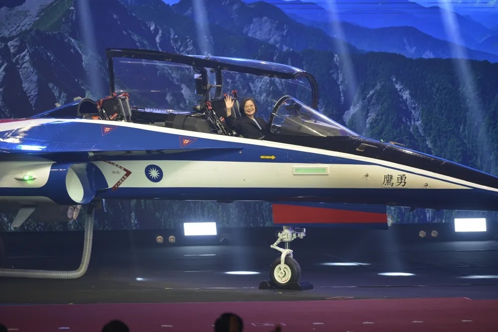 【有片】國機國造！新式高教機「勇鷹」亮相　總統登機視察