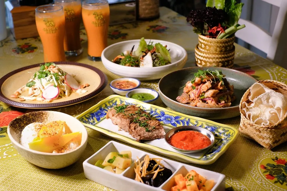 【有片】融合亞洲文化的摩登曼谷小吃！東區泰式餐酒館「烤寨」帶你回到曼谷街頭