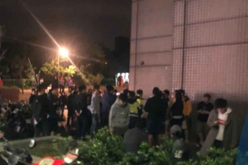 【港生、陸生再爆衝突】文大連儂牆被破壞　女港生遭人從高處平台推落