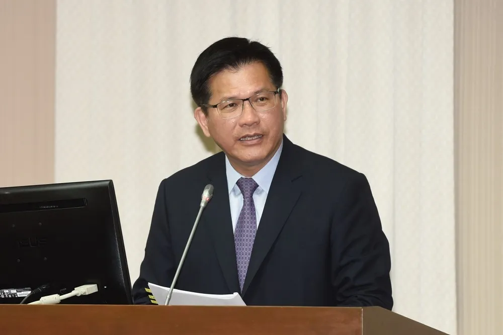 林佳龍爆長榮總統專機　「菸品數量曾高達900條」　