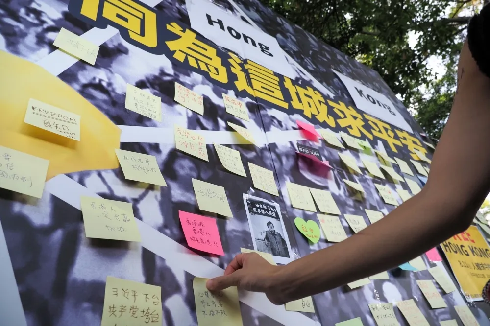 【連儂牆之亂亂亂】從西門町撕到世新大學　另類港生、陸生政治角力戰場