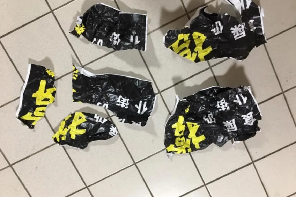 【連儂牆之亂延燒】世新「撐香港」海報遭撕毀　圍觀者還戲謔地笑著