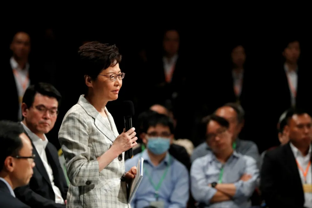 【首次社區對話】場外聚集大批示威群眾　林鄭月娥：反對暴力抗爭、重建信任並繼續對話