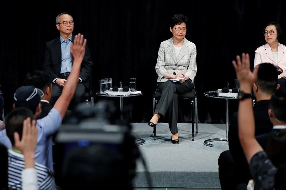 【社區對話】場中遭批、示威者包圍出入口　林鄭翌日凌晨方能離開