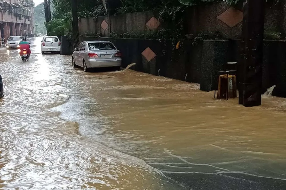【災情片】雨炸基隆中和路淹慘了　居民崩潰：市長別只顧減肥