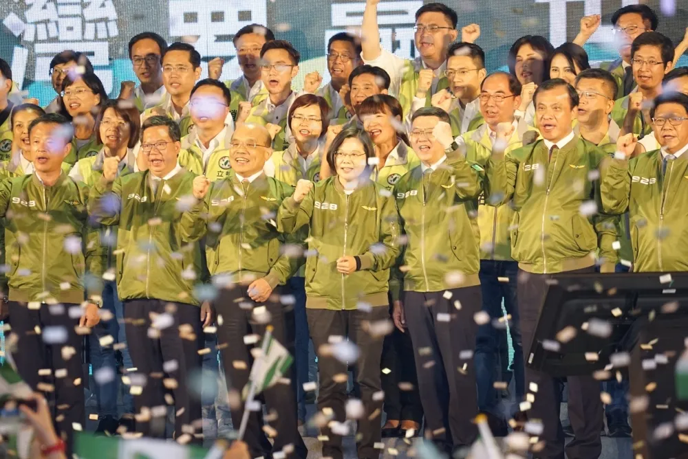 蔡打兩岸牌：中國要台灣選一個不敢買戰機、撐香港的政權