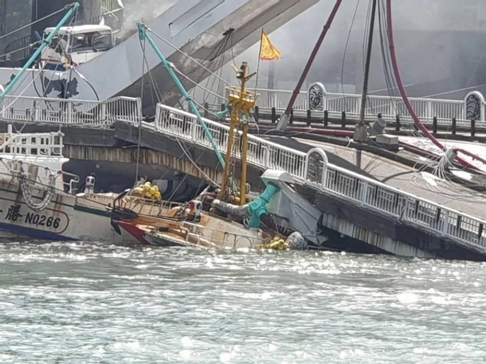 【有片】南方澳跨海大橋坍塌　壓垮3艘漁船及油罐車起火
