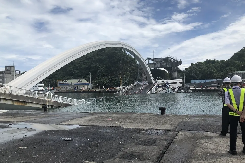 【南方澳跨海大橋塌】至少3漁船遭壓垮　陸軍支援小組進駐