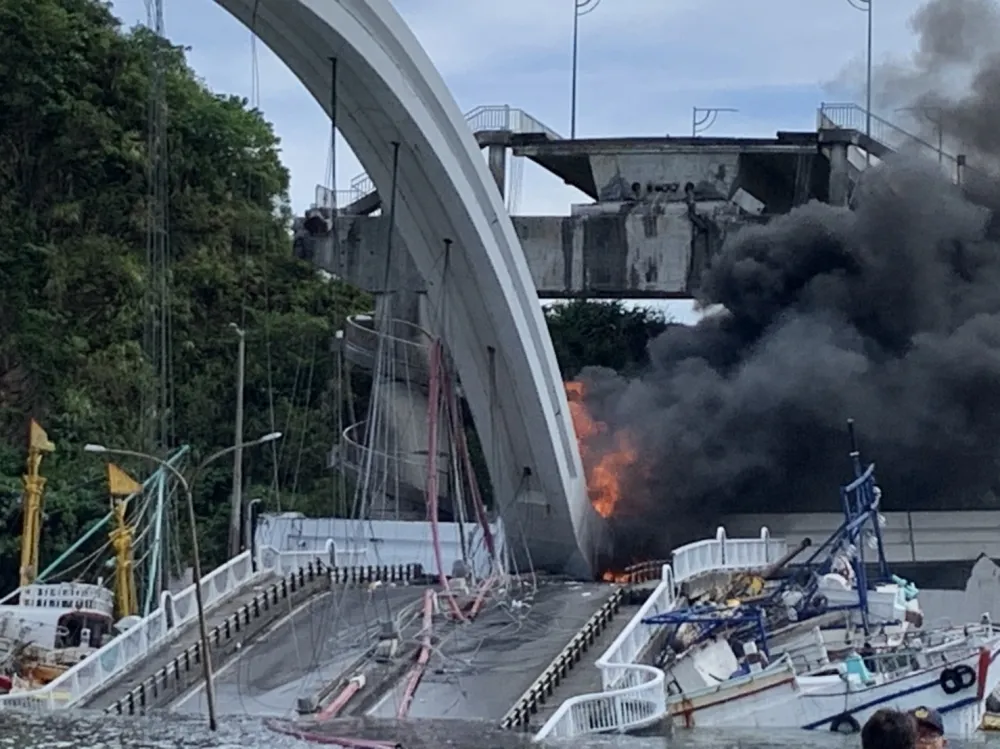 【橋塌完整片】南方澳大橋倒塌一瞬間　橋上正有油罐車行駛沒能逃過惡運