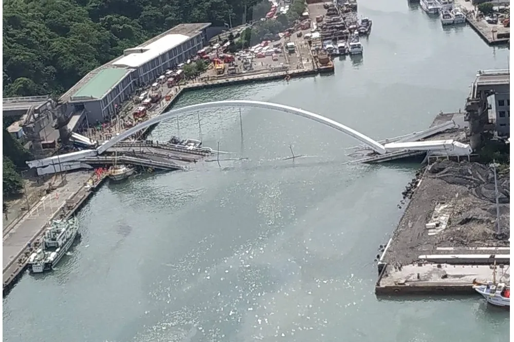 【空拍片】南方澳跨港大橋崩塌　6人重傷4人輕傷