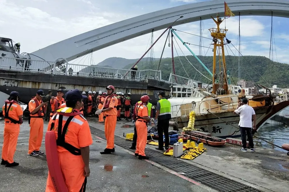 蘇澳跨海大橋坍塌　蘇揆指示警消單位全力搶救
