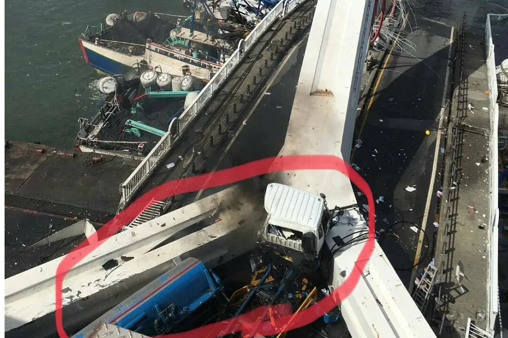 【搶救片】橋垮油罐車墜落　他們不畏爆炸危險七手八腳拖出駕駛送醫