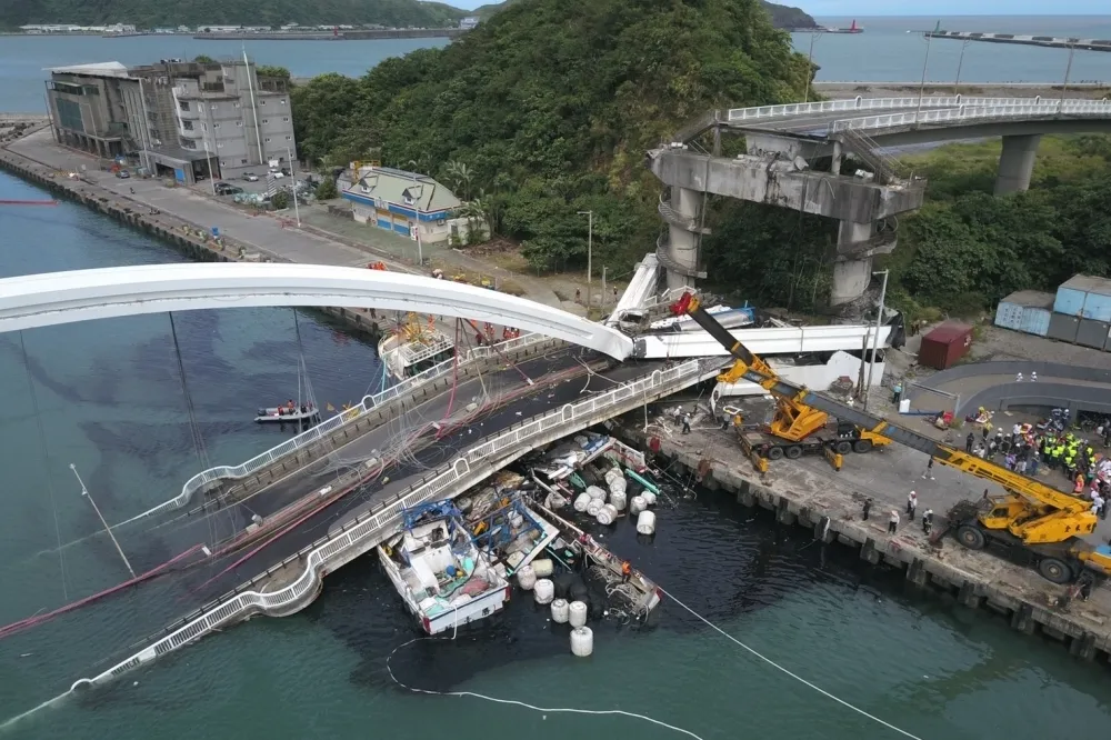 【另一視角片】大橋坍塌　可見油罐車遭壓瞬間
