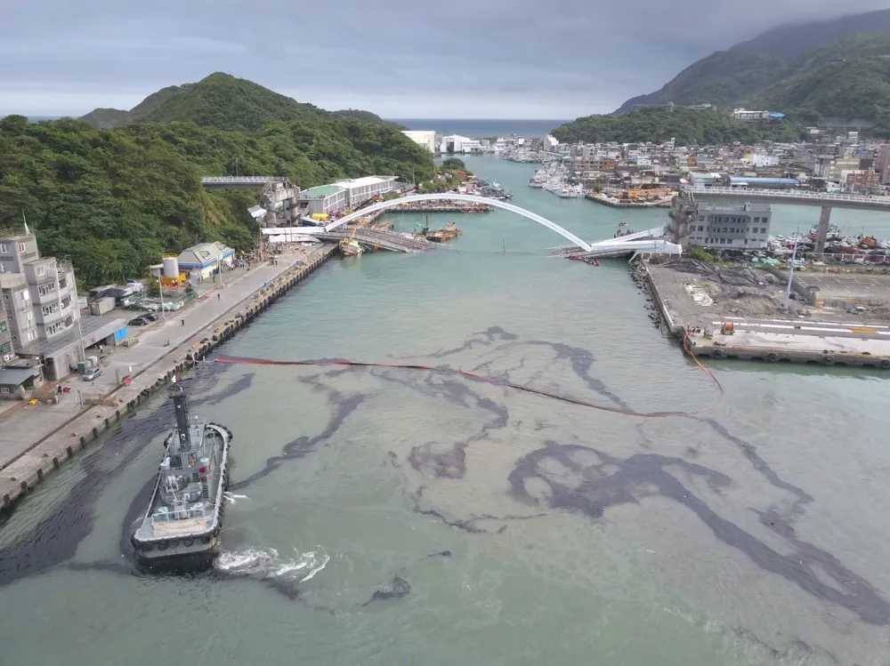 【有片】防油污外洩　海軍出動大拖艇放攔油索