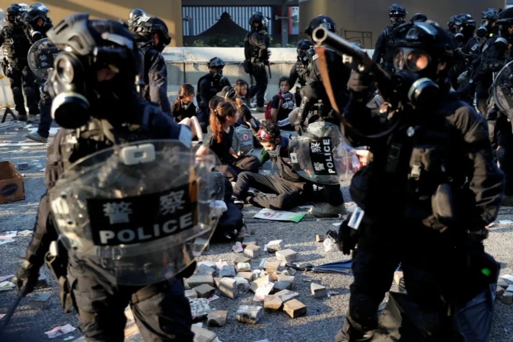 【十一示威】香港多處警民爆發激烈衝突　一名高二學生胸腔中彈送醫