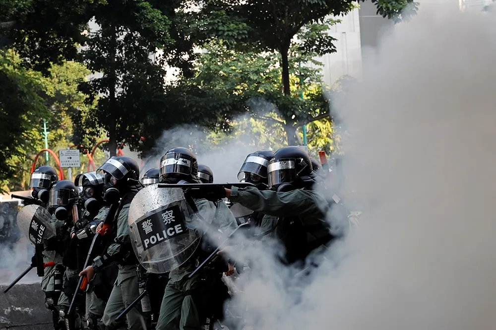 【十一示威】香港警民爆發濺血衝突　 港警射實彈、1示威者穿肺命危