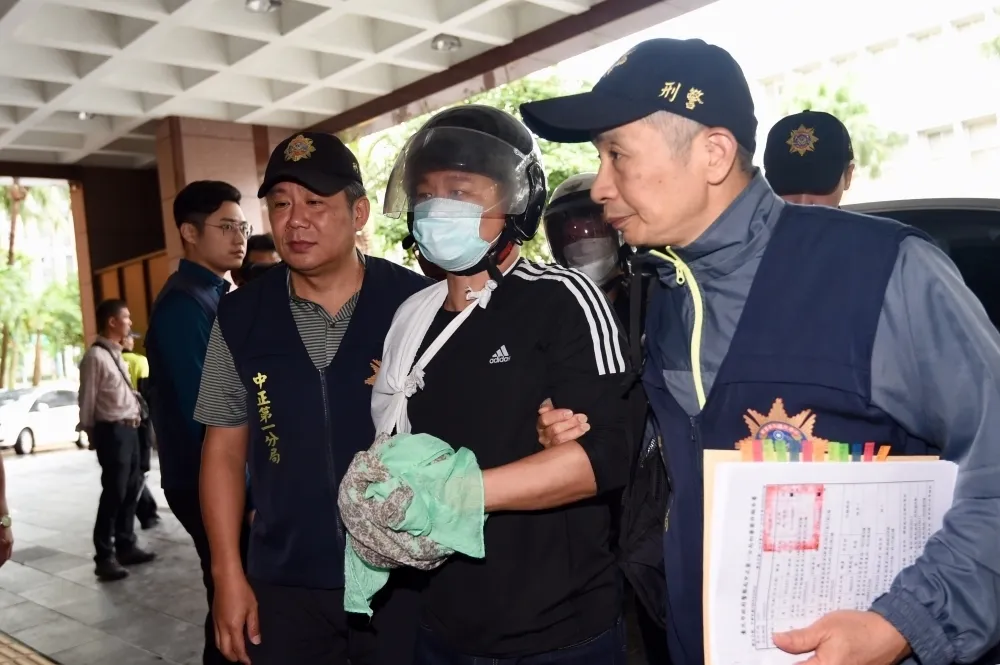  偷襲何韻詩該當何等功與罪  