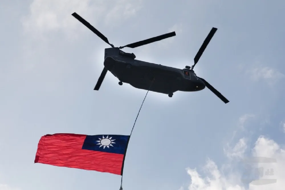 為雙十國慶暖身　多架國軍戰機穿越台北天空