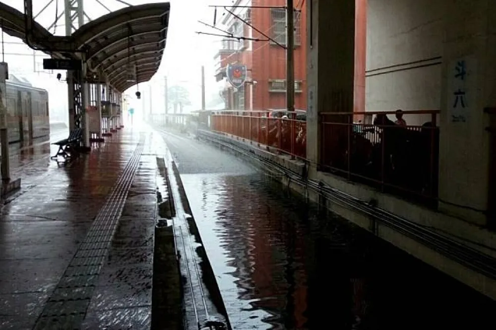 【暴雨狂炸】台鐵斗六至林內停駛　啟動客運接駁但台1線也淹水