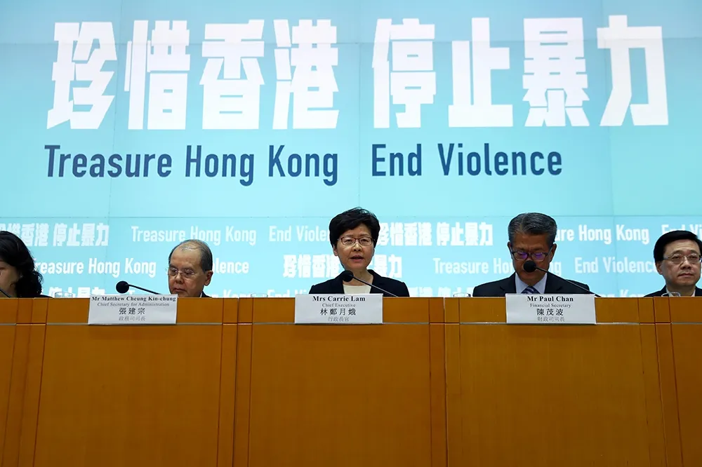 【禁蒙面法頒布】林鄭怒斥暴徒令社會陷半癱　港議員估訪港陸客人數將跌60%