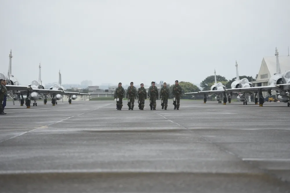 「沒穿衣服的最好」空軍看板女兵受擾憤退伍　國防部拔官已婚少將