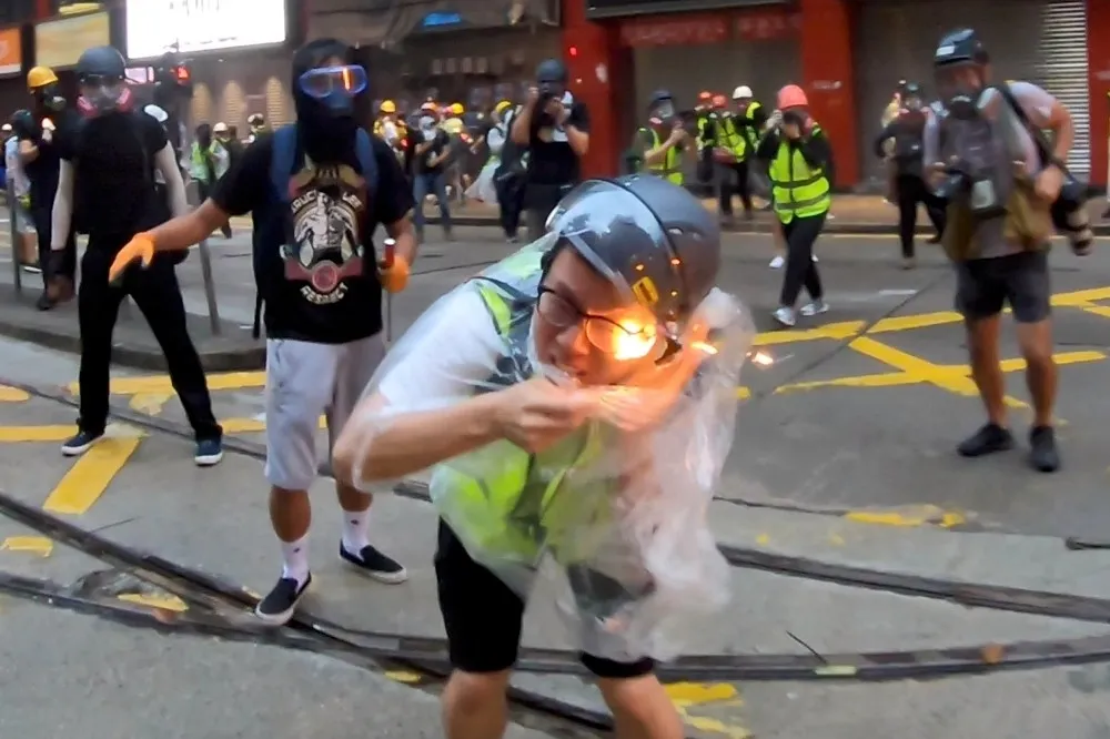 【反禁蒙面法示威】港鐵關閉54車站　記者遭汽油彈擊中燒傷送醫