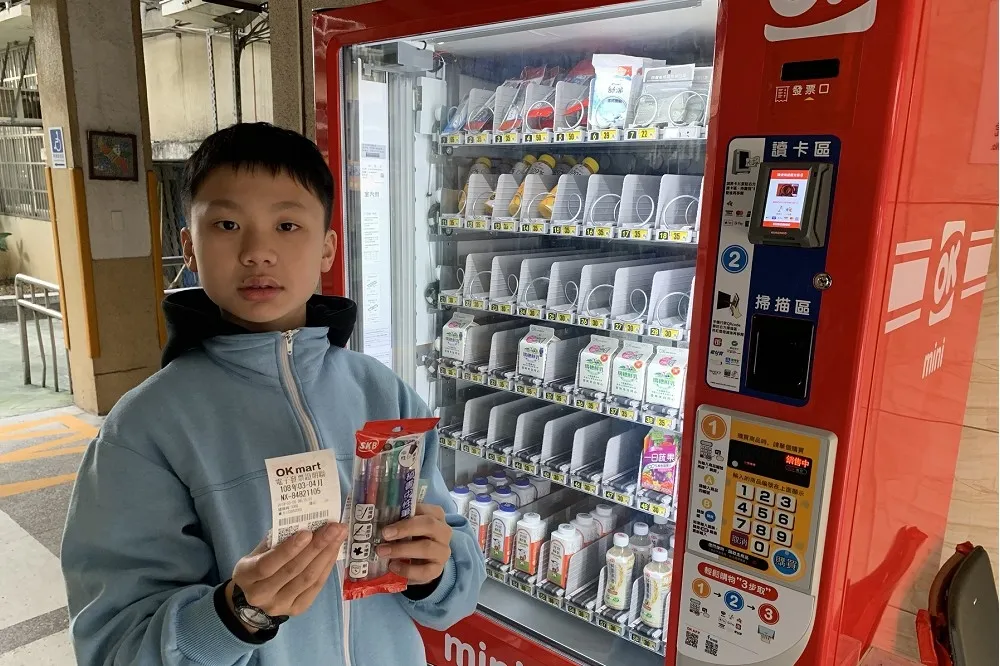 柯市府強推智慧販賣機入校園　挨轟「賺錢當教育令人做噁」