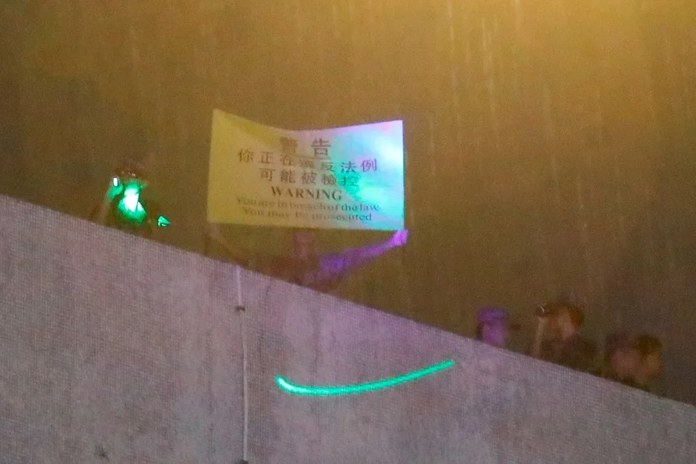 【香港反送中】軍營遭雷射筆直射　駐港解放軍舉黃旗警告