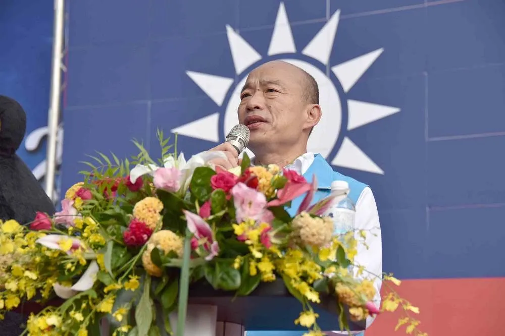 國慶日怒批綠營操弄「亡國感」　激情演說時國旗背板掉落險遭砸