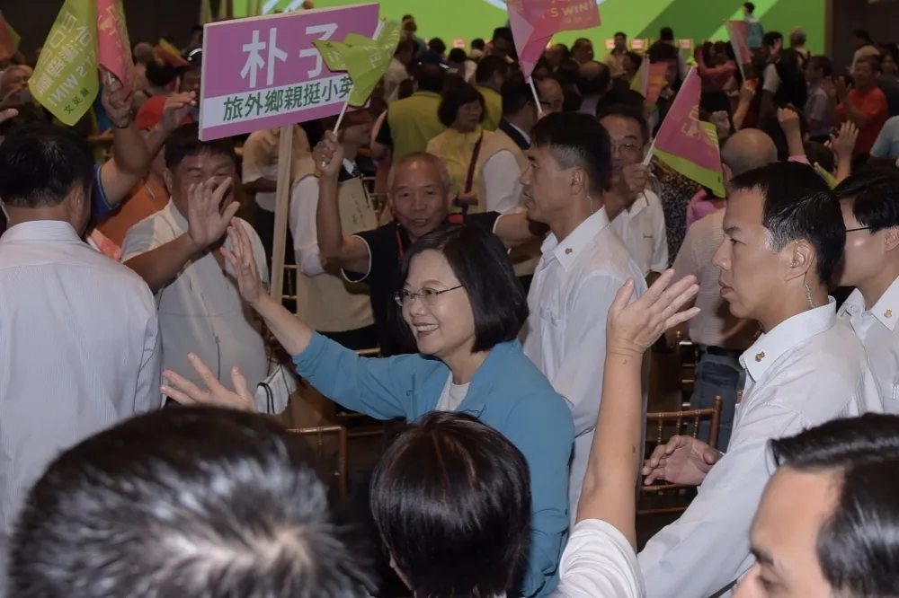 韓國瑜急撂兩岸辯論戰帖　蔡英文酸：他最該做的是上質詢台