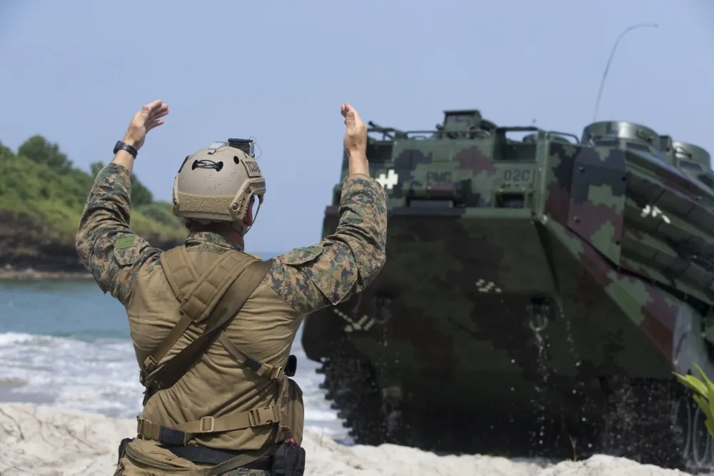 【自衛隊首次加入】美日菲三國海軍齊聚南海　展開為期10天兩棲軍演