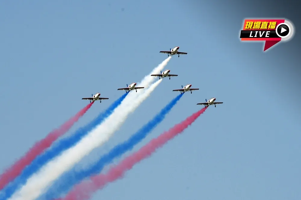 【直播】IDF型戰機衝場、雷虎小組特技操演　在台南空軍基地登場