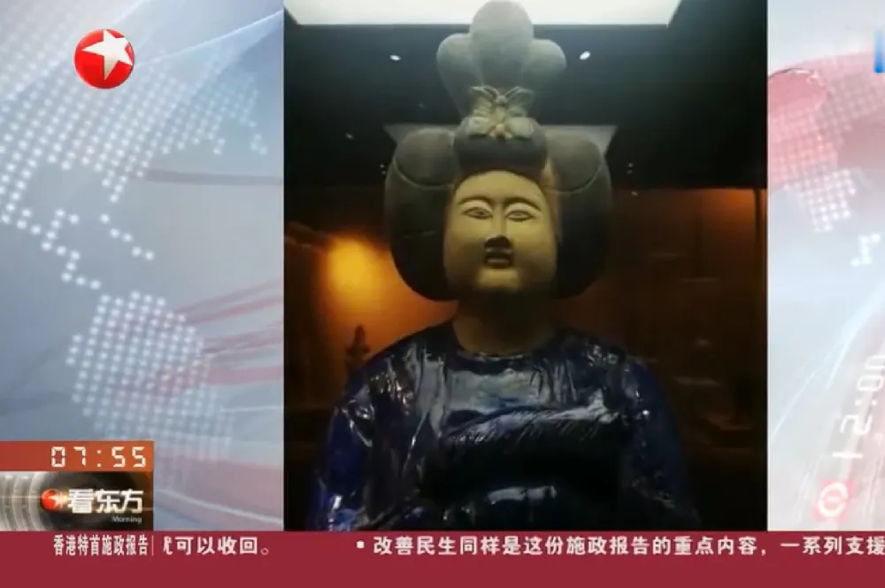 唐三彩女俑鬥雞眼突破審美下限　重慶大學博物館展品遭批「假得離譜」