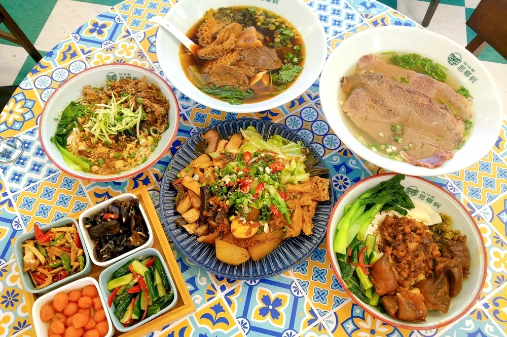 【有片】在中藥房裡吃牛肉麵？「思鄉病解憂牛肉麵」聯手冠軍阿牛師　推出桌邊炙燒牛肉麵、店景餐點拍好拍滿