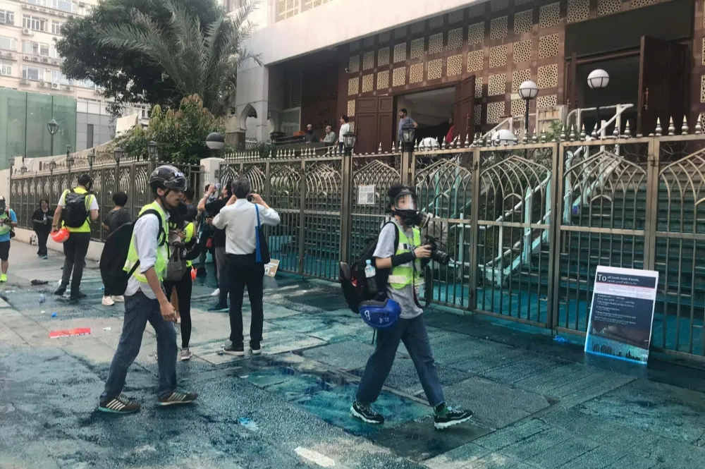 港警水炮清場「染藍」清真寺引眾怒　林鄭到場向教長致歉獲接納