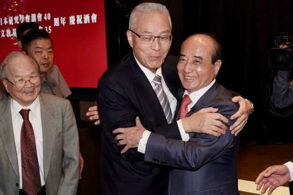 「說抱幾次就抱幾次」　王金平、吳敦義互擁撇心結