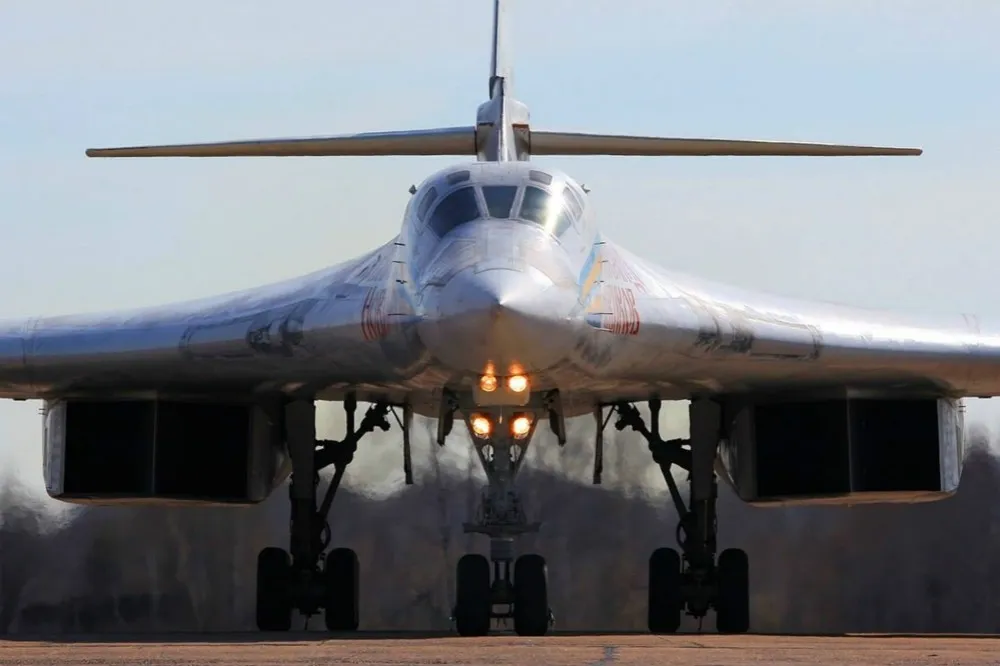【有意推銷S-400飛彈】強化雙邊關係　俄羅斯2架圖-160「白天鵝」遠程轟炸機抵達南非