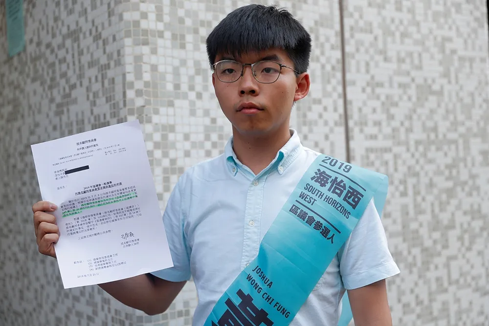 黃之鋒參加香港區議會號次抽籤被抬走　區議員參選權恐遭褫奪
