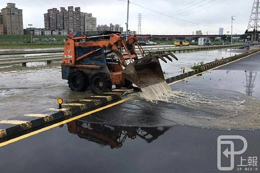 【豪雨漸緩】新北陸續開放水門　紅黃線停車5日7點前駛離