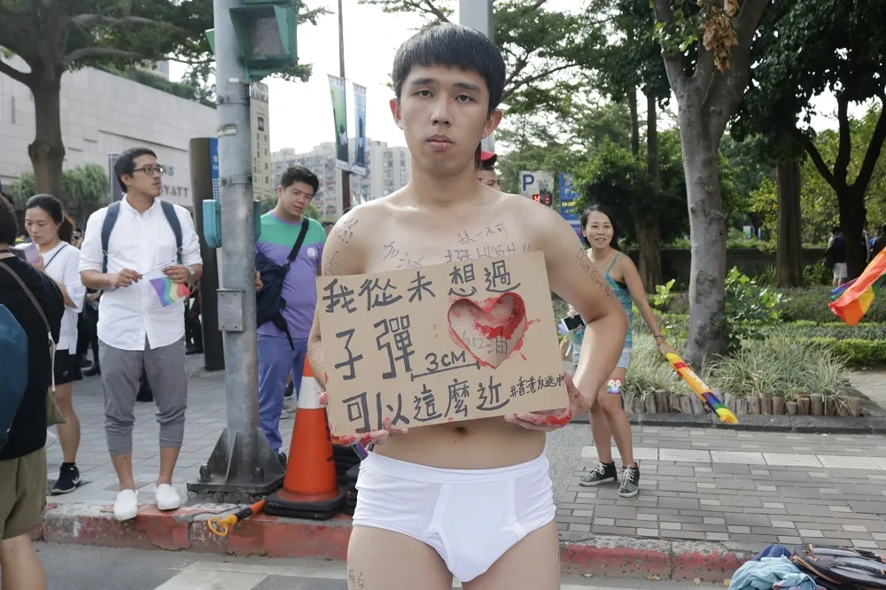 【2019同志遊行】難忘港警「要把我殺掉」的眼神　反送中港人大秀行為藝術