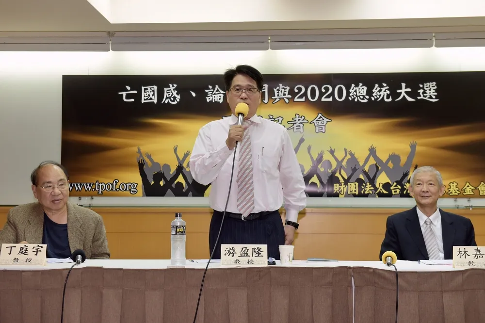 台灣民意基金會民調：論文門、亡國感夾擊，蔡仍勝韓17%